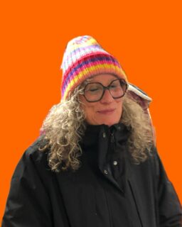 Bei kalten Wetter ❄️ braucht es cashmere in allen Farben und Formen: bunte Mützen, schlichte Pullis oder gemütliche Schals🧣
Morgen haben wir wieder ganz regulär geöffnet ⭐️