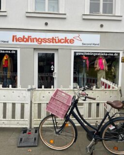 Da haben wir heute Morgen ganz schön gestaunt… leider haben wir jetzt eine Baustelle direkt vor der Tür 🫠
Wir sind natürlich weiterhin regulär geöffnet!! Ihr müsst zwar eine kleine Schleife laufen, aber das Shopping Erlebnis bleibt das gleich ⭐️